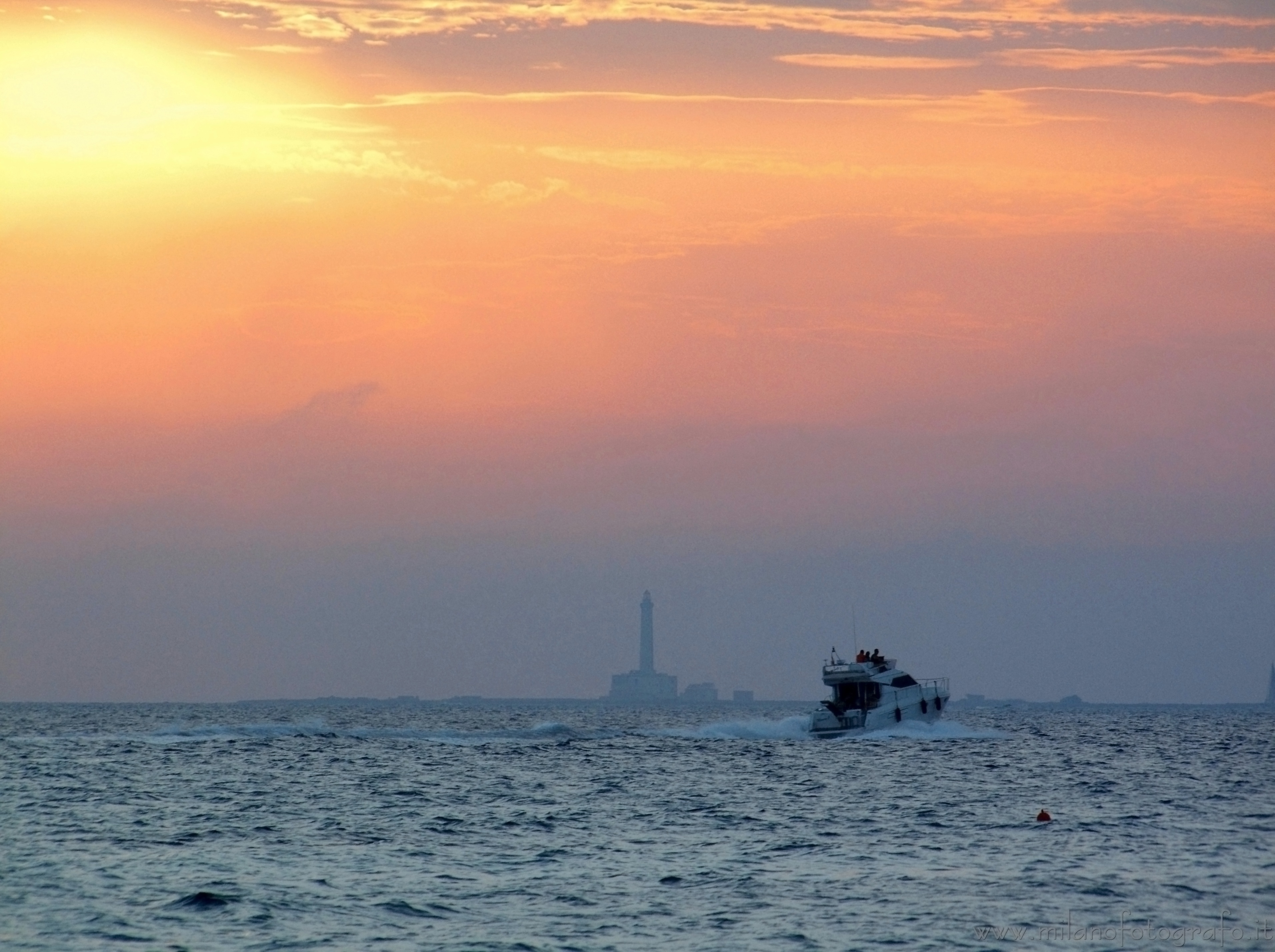 Baia Verde frazione di Gallipoli (Lecce) - Tramonto con Isola di Sant'Andrea e barca